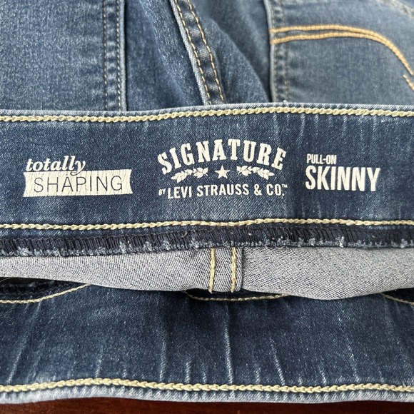 Signature Levi Strauss Women's Totally Shaping Pull-on Skinny Jeans Sz 4M 28x30 - Picture 3 of 9